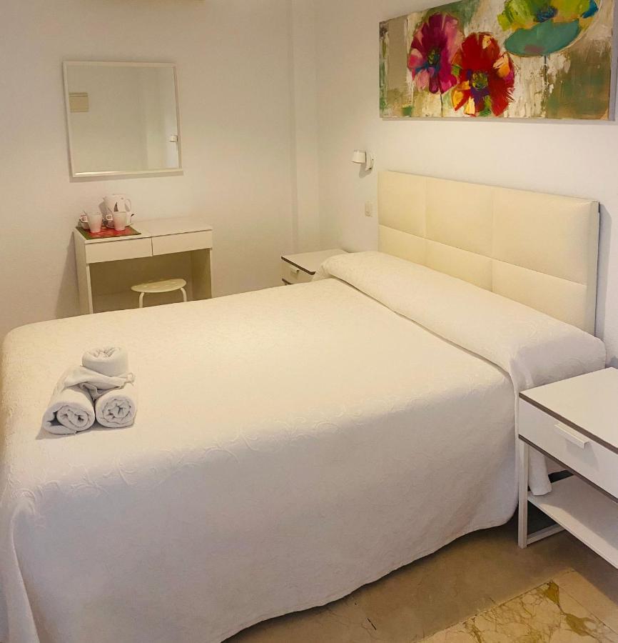 Hostal Tres Soles Nerja Zewnętrze zdjęcie