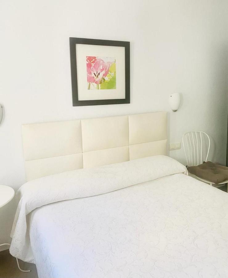 Hostal Tres Soles Nerja Zewnętrze zdjęcie