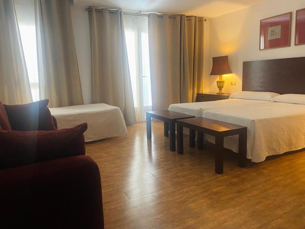Hostal Tres Soles Nerja Zewnętrze zdjęcie