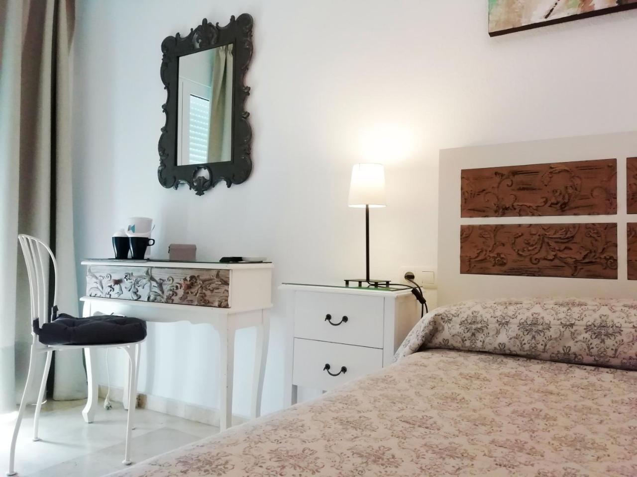 Hostal Tres Soles Nerja Zewnętrze zdjęcie