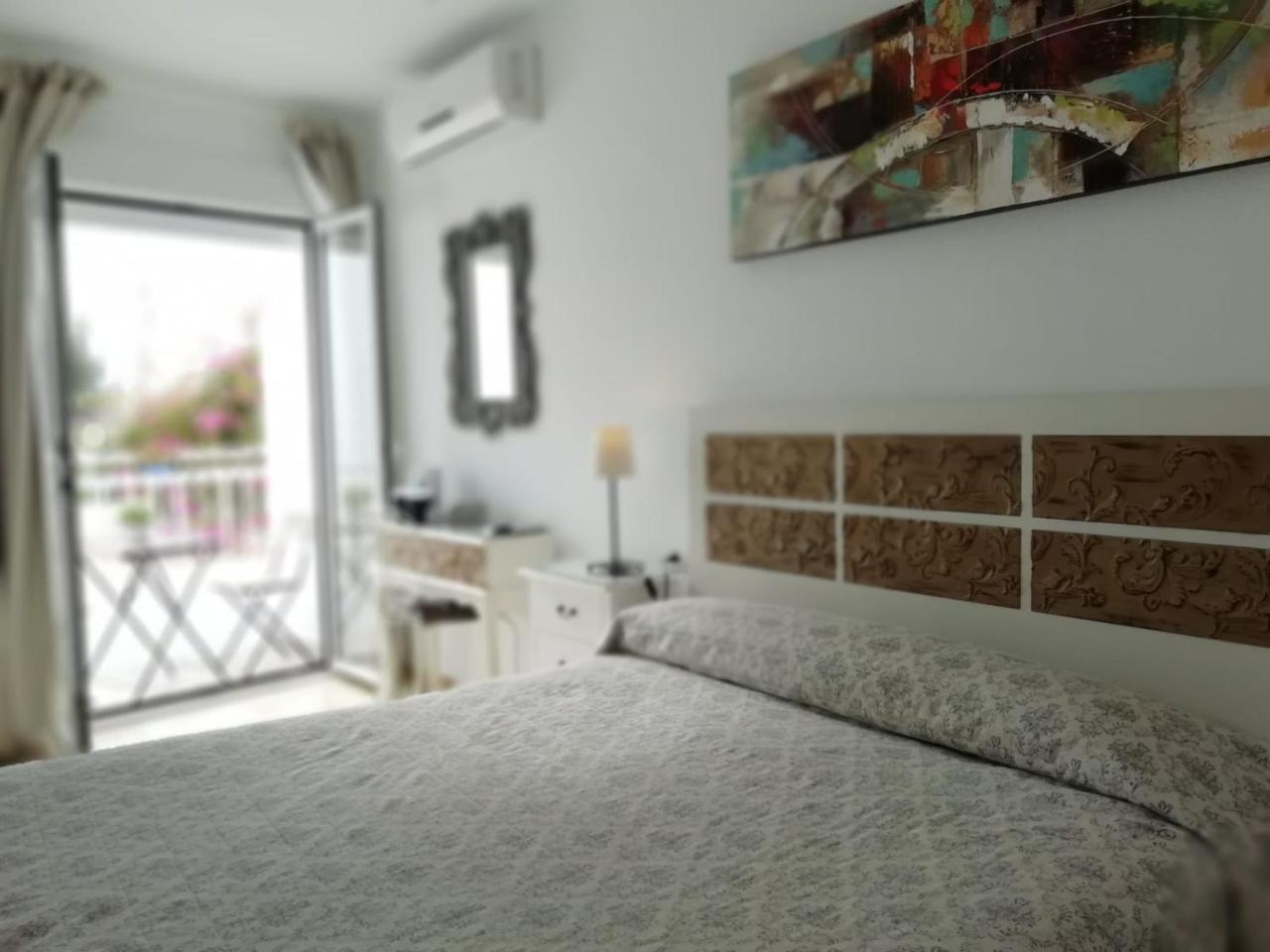 Hostal Tres Soles Nerja Zewnętrze zdjęcie