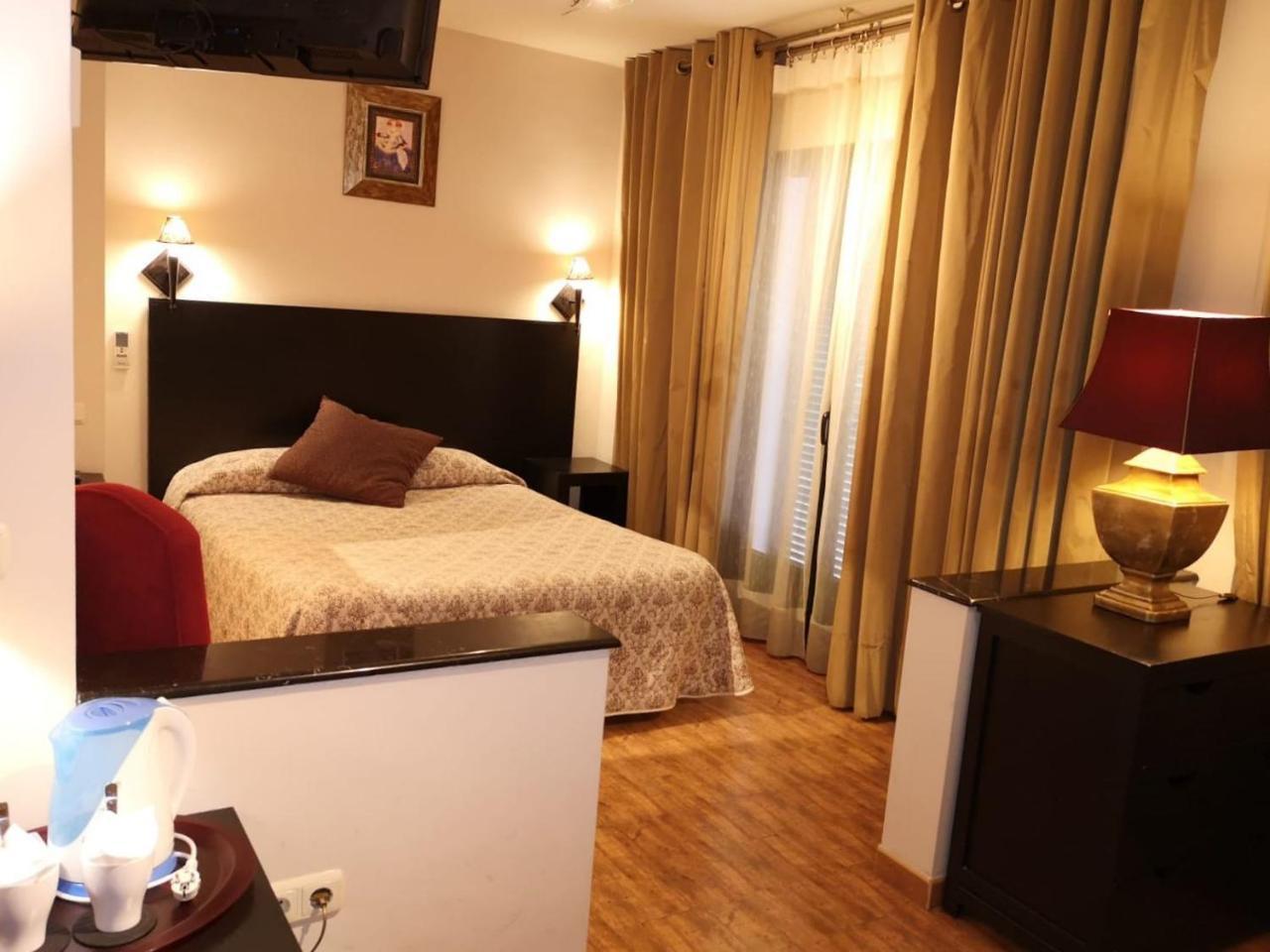 Hostal Tres Soles Nerja Zewnętrze zdjęcie